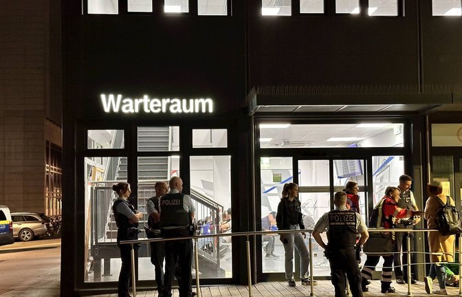 Polizisten am Tatort im Stuttgarter Hauptbahnhof.<span class='image-autor'>Foto: Alexander Hald/7aktuell.de</span>