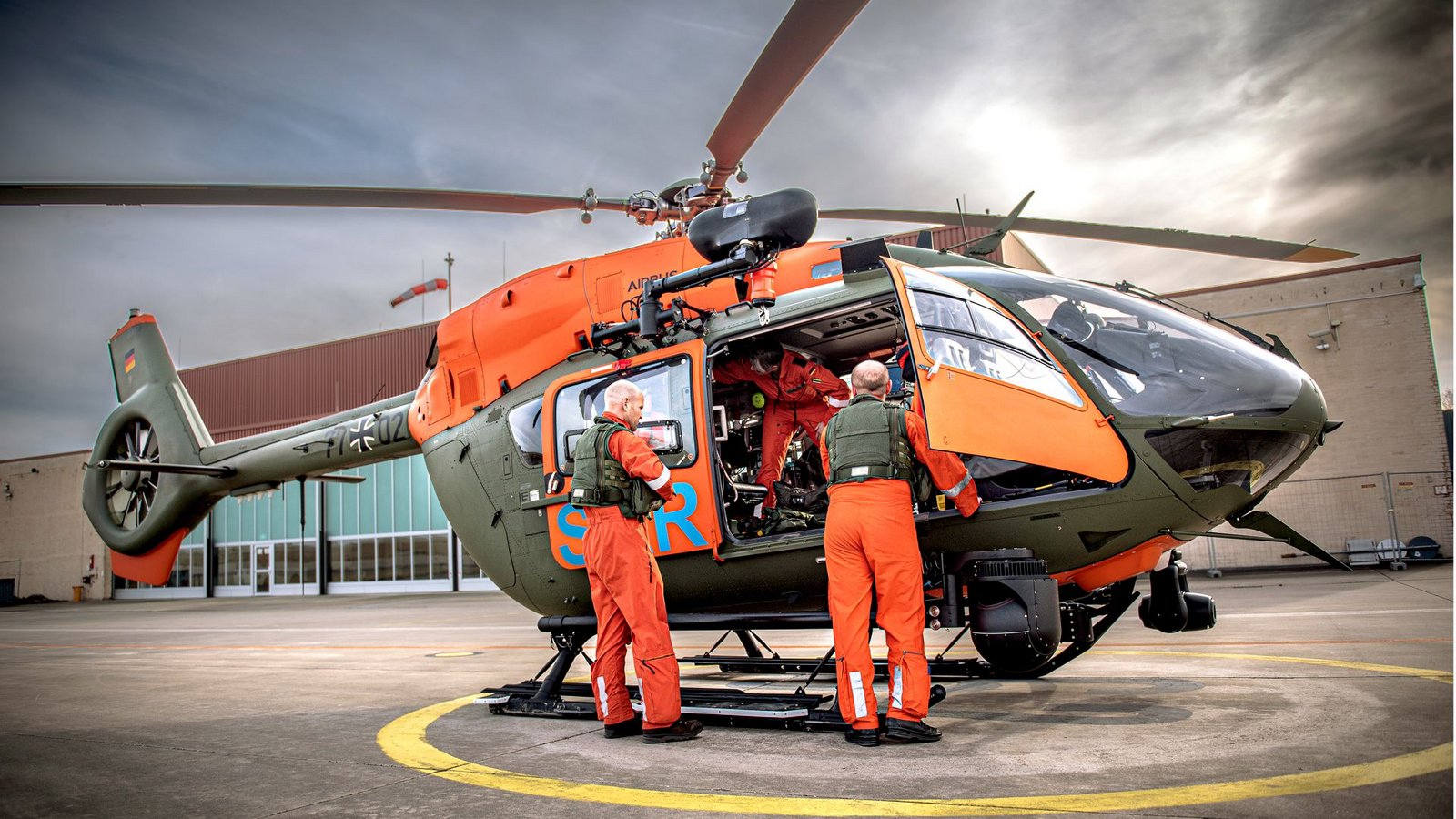Die Crew macht ihre H145 startklar.Foto: Phillip Weingand/StZ
