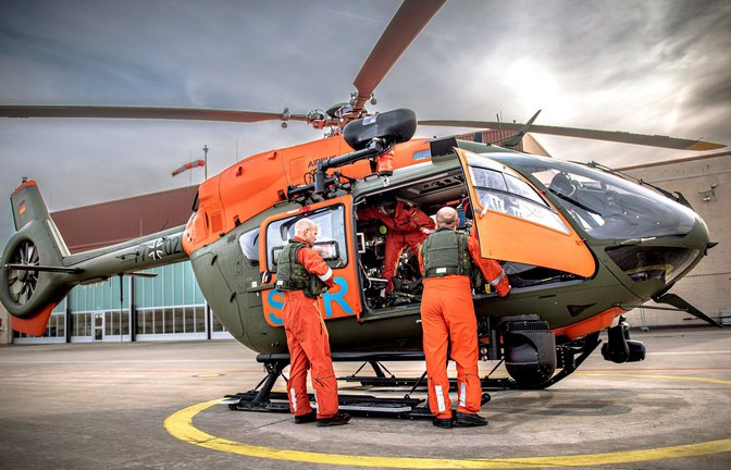 Die Crew macht ihre H145 startklar.<span class='image-autor'>Foto: Phillip Weingand/StZ</span>