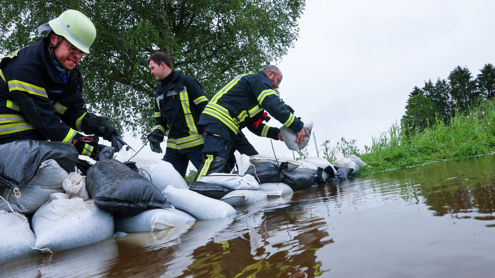 Bad Saulgau: Einsatzkräfte der Feuerwehr errichteten am Nonnenbach im Ortsteil Moosheim einen Damm mit Sandsäcken.Foto: Thomas Warnack/dpa/Thomas Warnack Bad Saulgau: Einsatzkräfte der Feuerwehr errichteten am Nonnenbach im Ortsteil Moosheim einen Damm mit Sandsäcken.Foto: Thomas Warnack/dpa/Thomas Warnack