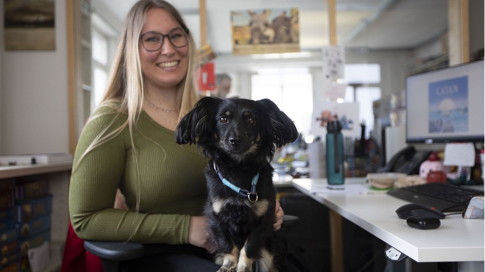 Bürohund Kylo geht mit seiner Besitzerin Jasmin Balle täglich zur Arbeit in den Kosmos-Verlag.Foto: Lichtgut/Leif Piechowski