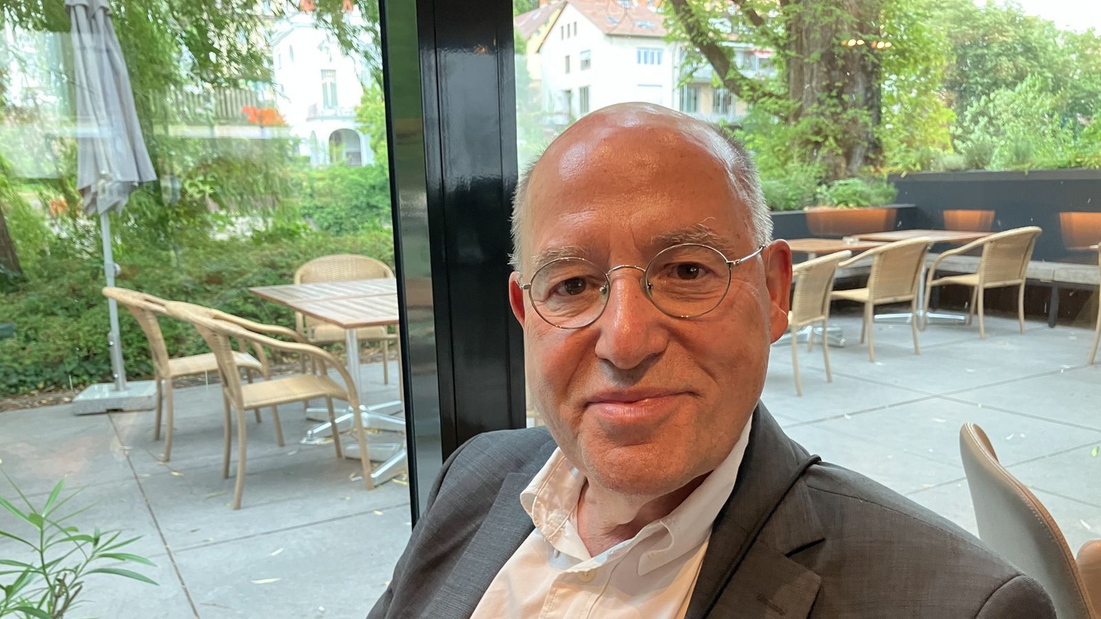 Gregor Gysi in einem Hotel in Tübingen – im Neuen Kunstmuseum ist er demnächst öfter im Rahmen einer Gesprächsreihe zu sehen.Foto: Sascha Maier Gregor Gysi in einem Hotel in Tübingen – im Neuen Kunstmuseum ist er demnächst öfter im Rahmen einer Gesprächsreihe zu sehen.Foto: Sascha Maier
