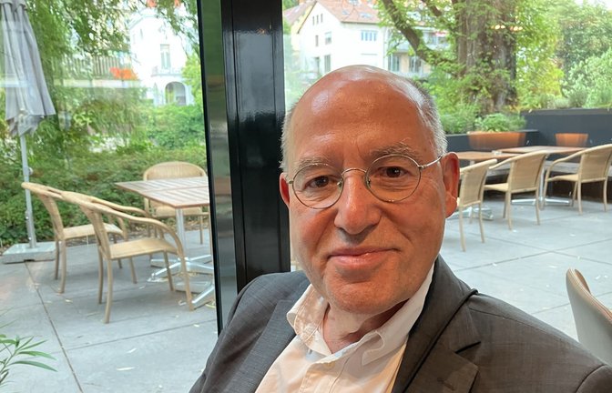 Gregor Gysi in einem Hotel in Tübingen –  im Neuen Kunstmuseum ist er demnächst öfter im Rahmen einer Gesprächsreihe zu sehen.<span class='image-autor'>Foto: Sascha Maier</span>