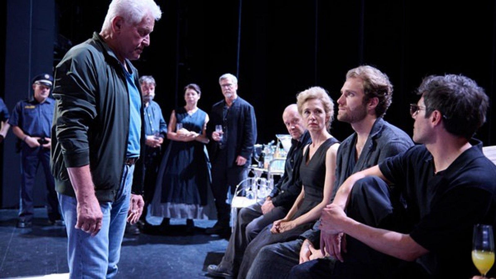 Alle Mitarbeitenden der Theaterproduktion werden durchleuchtet.Foto: Alle Mitarbeitenden an der Theaterproduktion werden durchleuchtet.