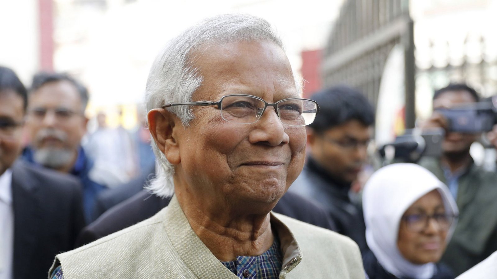 Muhammad Yunus, Friedensnobelpreisträger und neuer Chef der Übergangsregierung in Bangladesch, kehrt in seine Heimat zurück (Archivfoto).Foto: dpa/Mahmud Hossain Opu Muhammad Yunus, Friedensnobelpreisträger und neuer Chef der Übergangsregierung in Bangladesch, kehrt in seine Heimat zurück (Archivfoto).Foto: dpa/Mahmud Hossain Opu