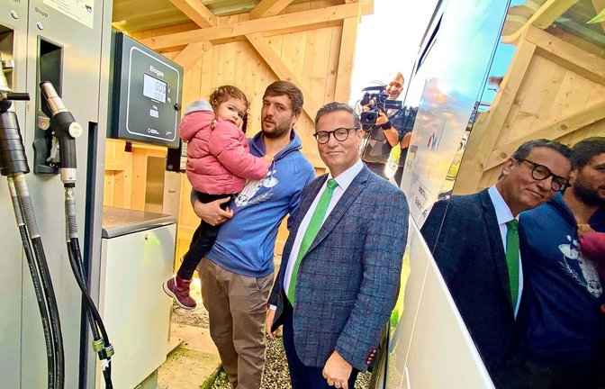 Der Minister als Tankwart: Peter Hauk (rechts) weiht auf dem Hof von Philipp Duelli die neue Biomethan-Zapfsäule für Busse ein.<span class='image-autor'>Foto: Faltin</span>