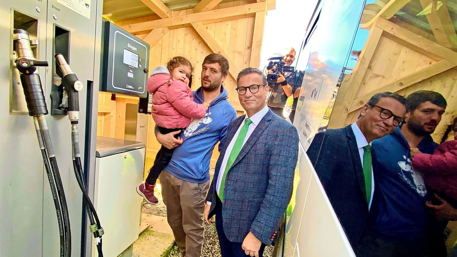 Der Minister als Tankwart: Peter Hauk (rechts) weiht auf dem Hof von Philipp Duelli die neue Biomethan-Zapfsäule für Busse ein.Foto: Faltin Der Minister als Tankwart: Peter Hauk (rechts) weiht auf dem Hof von Philipp Duelli die neue Biomethan-Zapfsäule für Busse ein.Foto: Faltin