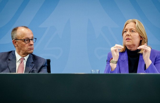 Bundeskanzler Friedrich Merz und Sozialministerin Bärbel Bas nehmen die Empfehlungen der Rentenkommission entgegen. (Archivbild)<span class='image-autor'>Foto: Kay Nietfeld/dpa</span>
