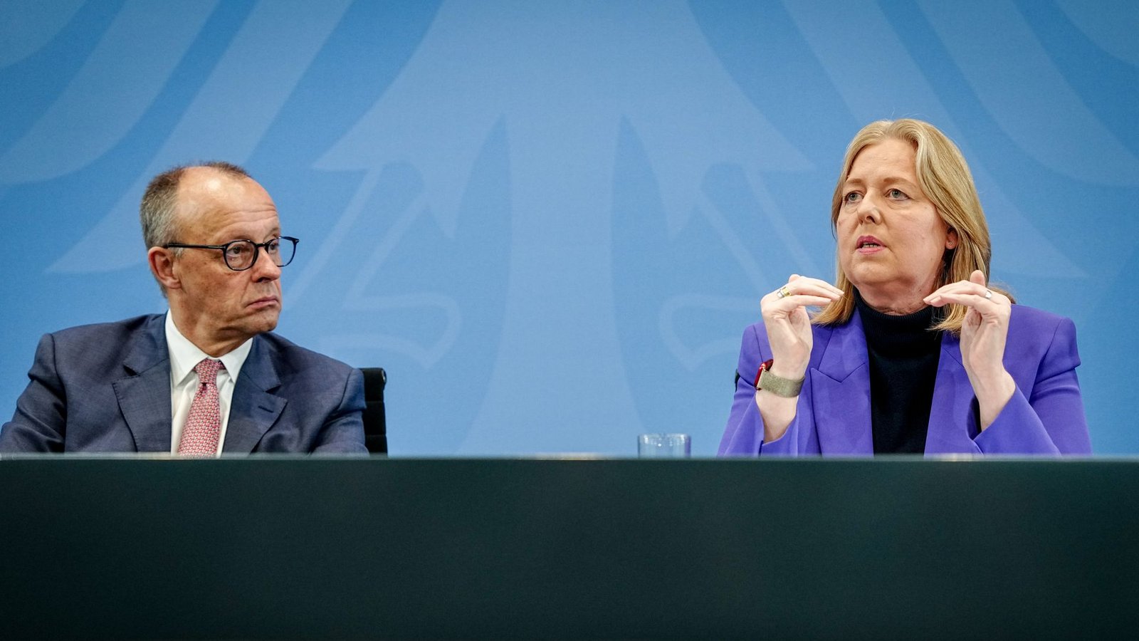 Bundeskanzler Friedrich Merz und Sozialministerin Bärbel Bas nehmen die Empfehlungen der Rentenkommission entgegen. (Archivbild)Foto: Kay Nietfeld/dpa
