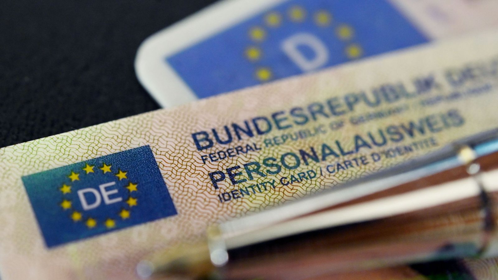 Der Antrag auf einen neuen Personalausweis soll demnächst weitgehend online möglich sein. (Symbolbild)Foto: Marijan Murat/dpa