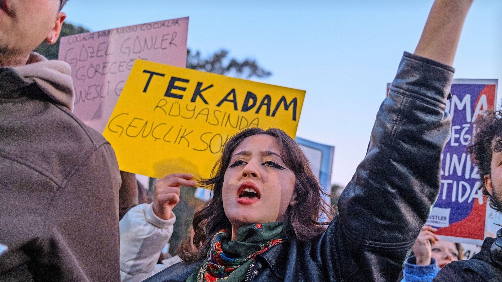 Auch in der in der türkischen Stadt Izmir
protestierten Anhänger von Ekrem Imamoglu gegen Präsident Erdogan.Foto: dpa/Murat Kocabas Auch in der in der türkischen Stadt Izmir
protestierten Anhänger von Ekrem Imamoglu gegen Präsident Erdogan.Foto: dpa/Murat Kocabas
