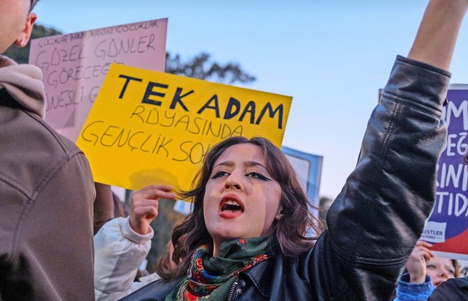 Auch in der in der türkischen Stadt Izmir
 protestierten Anhänger von Ekrem Imamoglu  gegen Präsident Erdogan.<span class='image-autor'>Foto: dpa/Murat Kocabas</span>