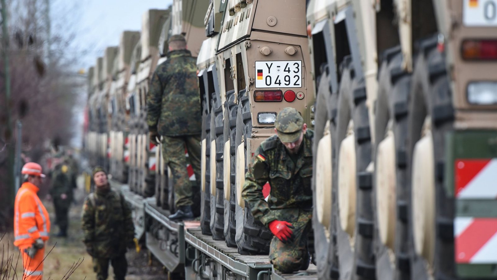 Verladung von Bundeswehr-Fahrzeugen in Immendingen.Foto: dpa/Felix Kästle