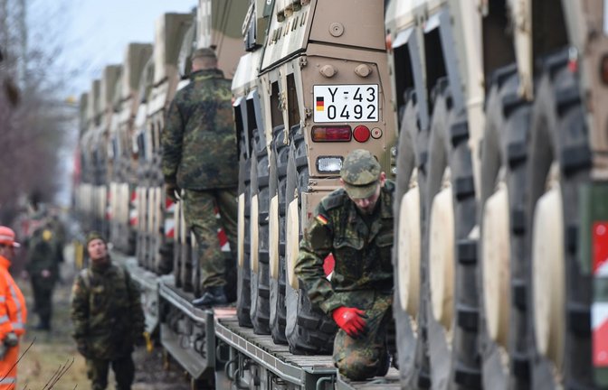 Verladung von Bundeswehr-Fahrzeugen in Immendingen.<span class='image-autor'>Foto: dpa/Felix Kästle</span>