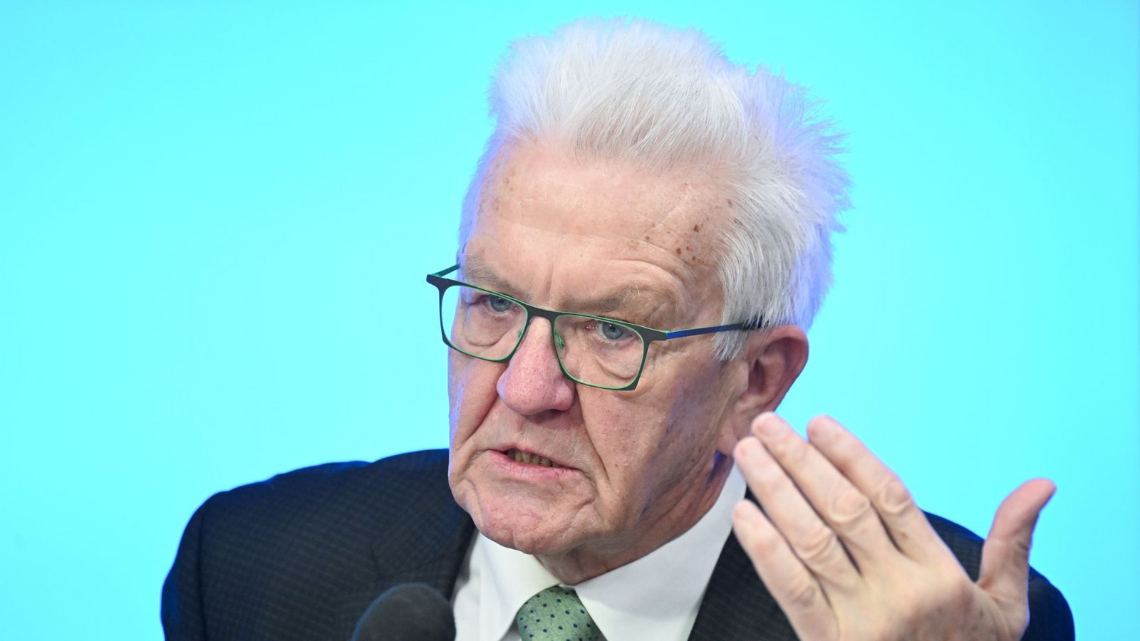 Arbeitet nach Selbstauskunft zwölf Stunden am Tag: Ministerpräsident Winfried KretschmannFoto: dpa/Bernd Weißbrod Arbeitet nach Selbstauskunft zwölf Stunden am Tag: Ministerpräsident Winfried KretschmannFoto: dpa/Bernd Weißbrod
