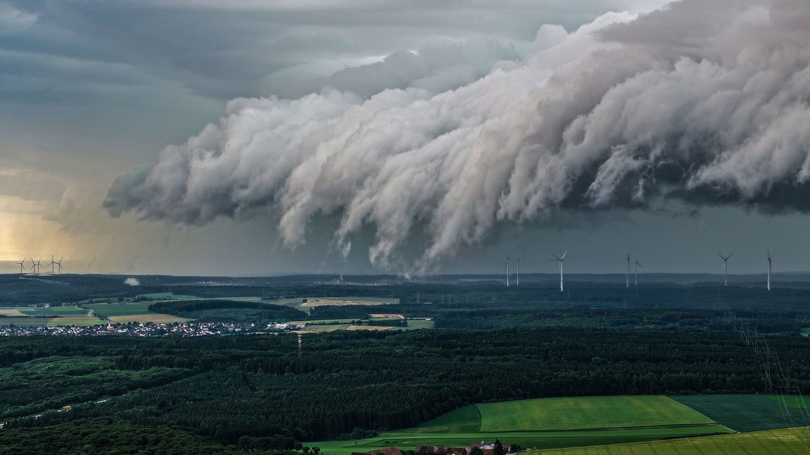 In Baden-Württemberg drohen heute ab Mittag örtliche Gewitter, Starkregen, kleiner Hagel und Windböen bis 60 km/h. Welche Kreise betroffen sind und wie sich die Wetterlage bis Donnerstag entwickelt.Foto: Jason Tschepljakow/dpa In Baden-Württemberg drohen heute ab Mittag örtliche Gewitter, Starkregen, kleiner Hagel und Windböen bis 60 km/h. Welche Kreise betroffen sind und wie sich die Wetterlage bis Donnerstag entwickelt.Foto: Jason Tschepljakow/dpa