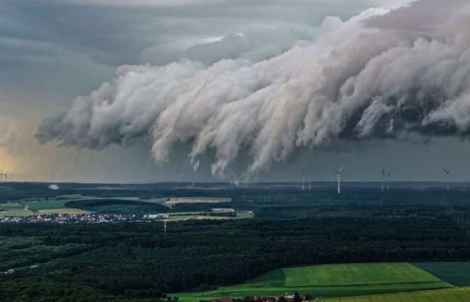 In Baden-Württemberg drohen heute ab Mittag örtliche Gewitter, Starkregen, kleiner Hagel und Windböen bis 60 km/h. Welche Kreise betroffen sind und wie sich die Wetterlage bis Donnerstag entwickelt.<span class='image-autor'>Foto: Jason Tschepljakow/dpa</span>