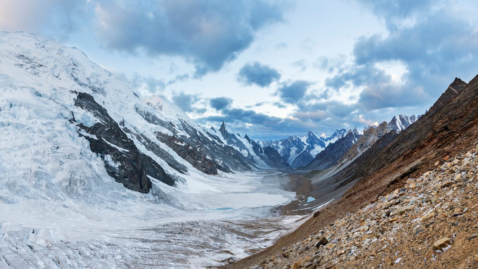 In dieser unwirtlichen Hochgebirgslandschaft des pakistanischen Karakorum-Gebirges ist jede Rettungsaktion selbst gefährlich.Foto: Imago/Dreamstime