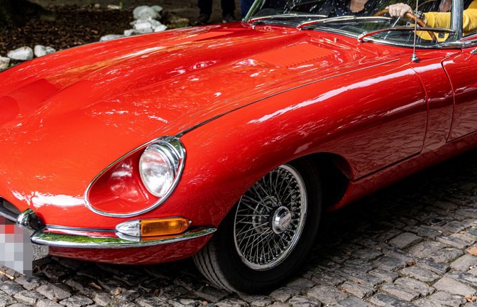 Der Fahrer eines Jaguar-Oldtimers hat am Montagabend im Kreis Sigmaringen einen Unfall verursacht (Symbolbild).<span class='image-autor'>Foto: IMAGO/Funke Foto Services</span>