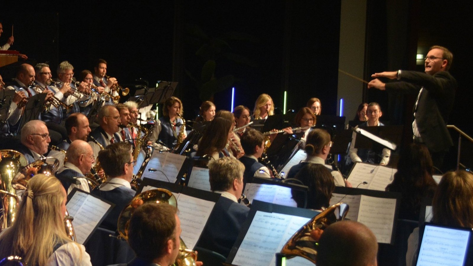 Das Große Blasorchester geht zum Abschluss des Jubiläumsjahres mit seinem Publikum auf eine musikalische Zeitreise.  Fotos: Stahlfeld