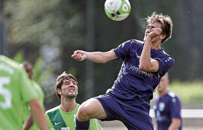 Luca Fuchs gewinnt durch eine athletische Einlage zwar den Ball, doch die SGM schießt gegen Spitzenreiter Hessigheim nur ein Tor. Foto: Küppers