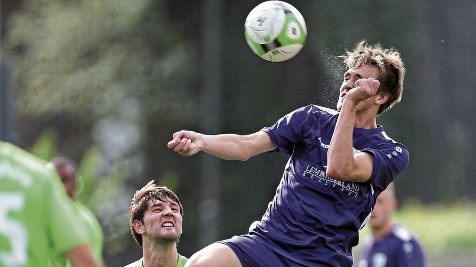 Luca Fuchs gewinnt durch eine athletische Einlage zwar den Ball, doch die SGM schießt gegen Spitzenreiter Hessigheim nur ein Tor. Foto: Küppers Luca Fuchs gewinnt durch eine athletische Einlage zwar den Ball, doch die SGM schießt gegen Spitzenreiter Hessigheim nur ein Tor. Foto: Küppers