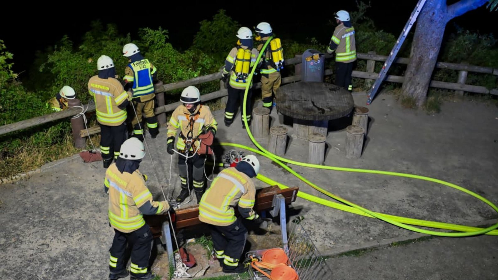 Die Fellbacher Feuerwehrkräfte bei ihrem nächtlichen Einsatz auf dem Kappelberg.Alexander Ernst (Feuerwehr Fellbach)