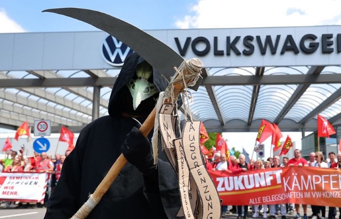 IG-Metall-Protest bei VW: Wie vielen Arbeitsplätzen in der Automobilindustrie droht in den nächsten Jahren das Aus?<span class='image-autor'>Jan Woitas/dpa</span>