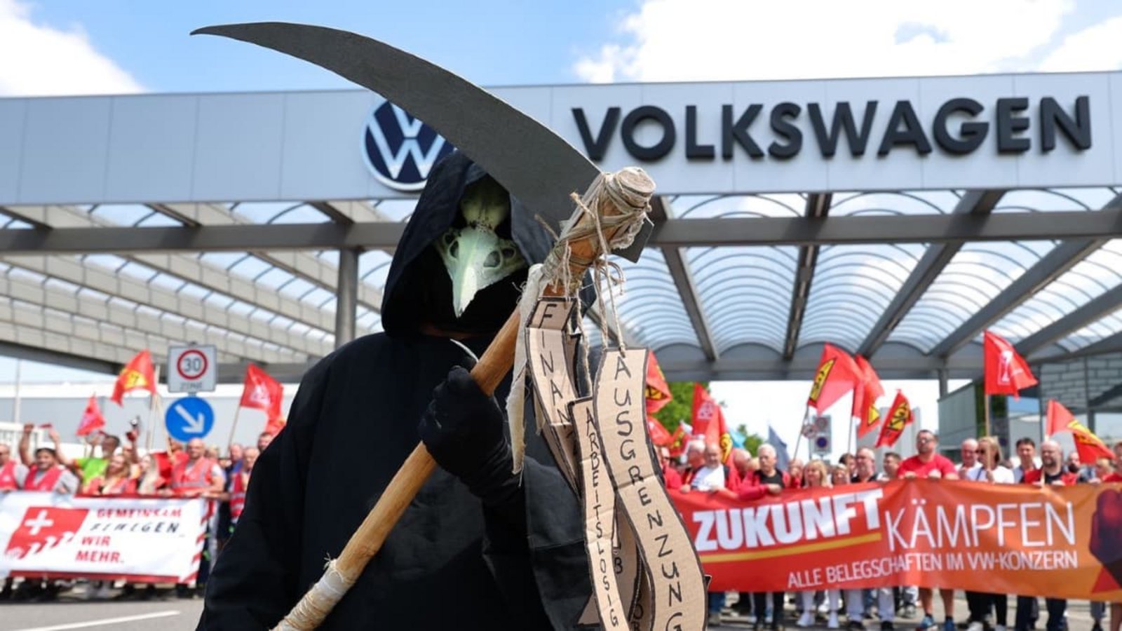 IG-Metall-Protest bei VW: Wie vielen Arbeitsplätzen in der Automobilindustrie droht in den nächsten Jahren das Aus?Jan Woitas/dpa