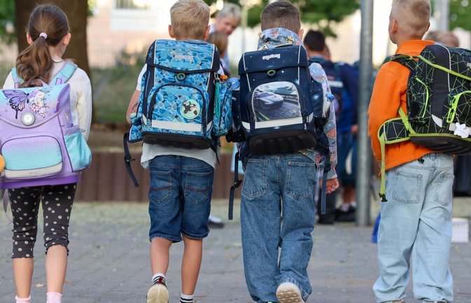 Nach sechs Wochen Sommerferien und Alltags-Auszeit gilt es bald wieder, morgens pünktlich in der Schule zu sein - ein herausfordernder Übergang für viele Familien.<span class='image-autor'>Peter Gercke/dpa</span>