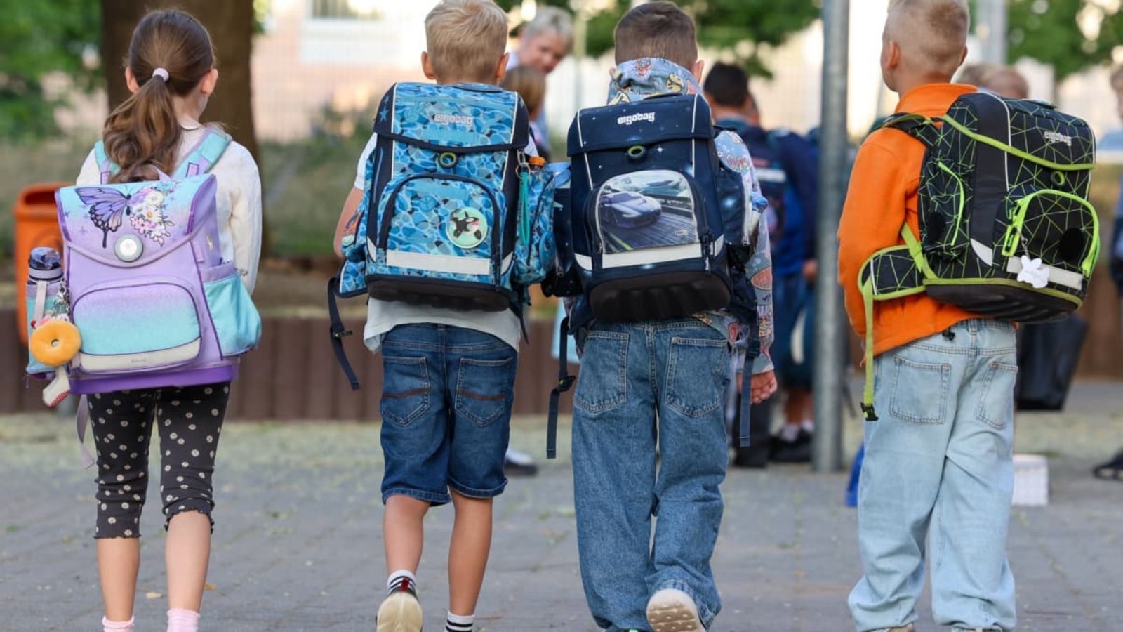 Nach sechs Wochen Sommerferien und Alltags-Auszeit gilt es bald wieder, morgens pünktlich in der Schule zu sein - ein herausfordernder Übergang für viele Familien.Peter Gercke/dpa