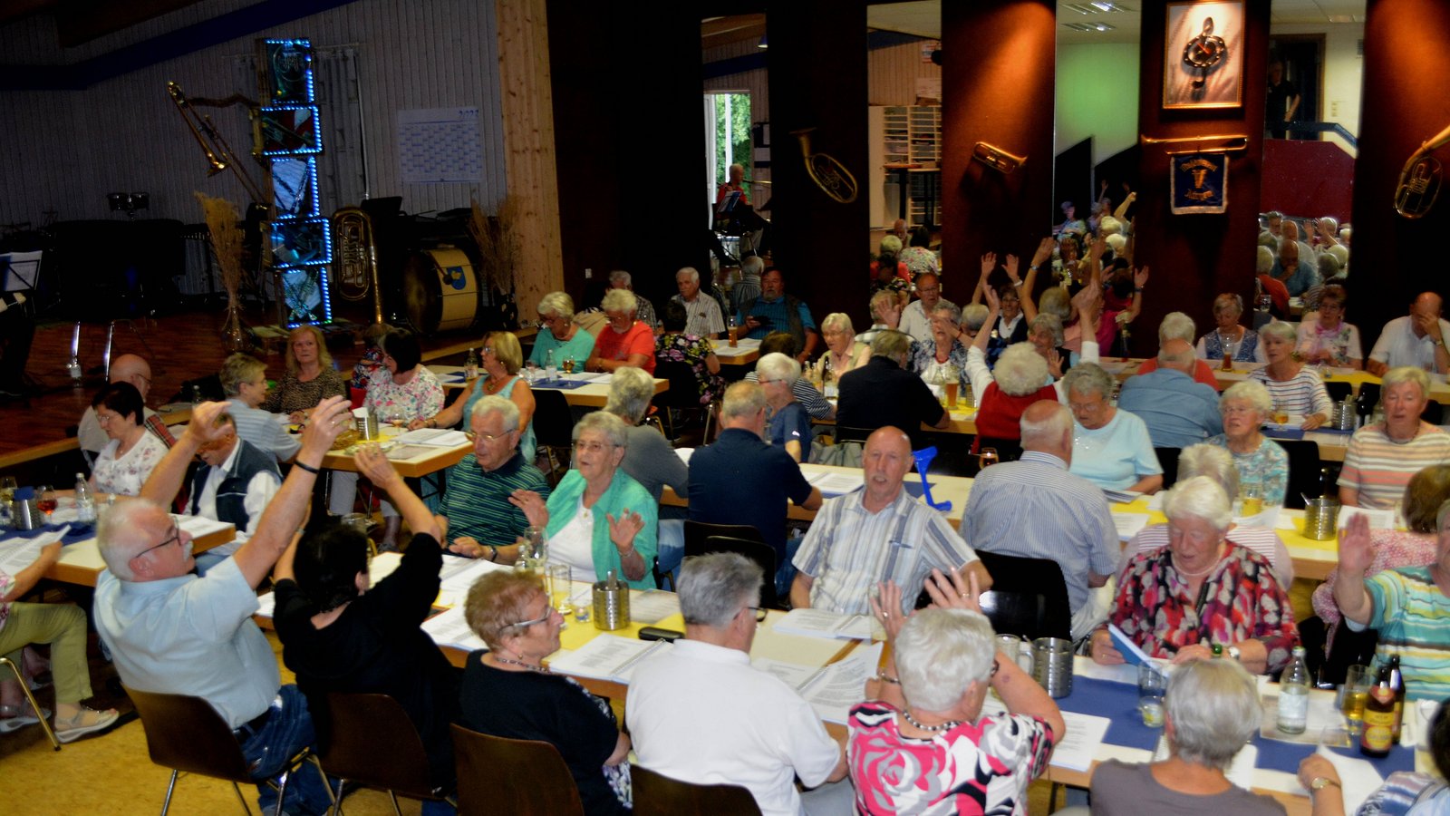 Im Vereinsheim des Musikvereins Illingen wird beim Wirtshaussingen gesungen, geklatscht und geschunkelt. Fotos: Stahlfeld Im Vereinsheim des Musikvereins Illingen wird beim Wirtshaussingen gesungen, geklatscht und geschunkelt. Fotos: Stahlfeld