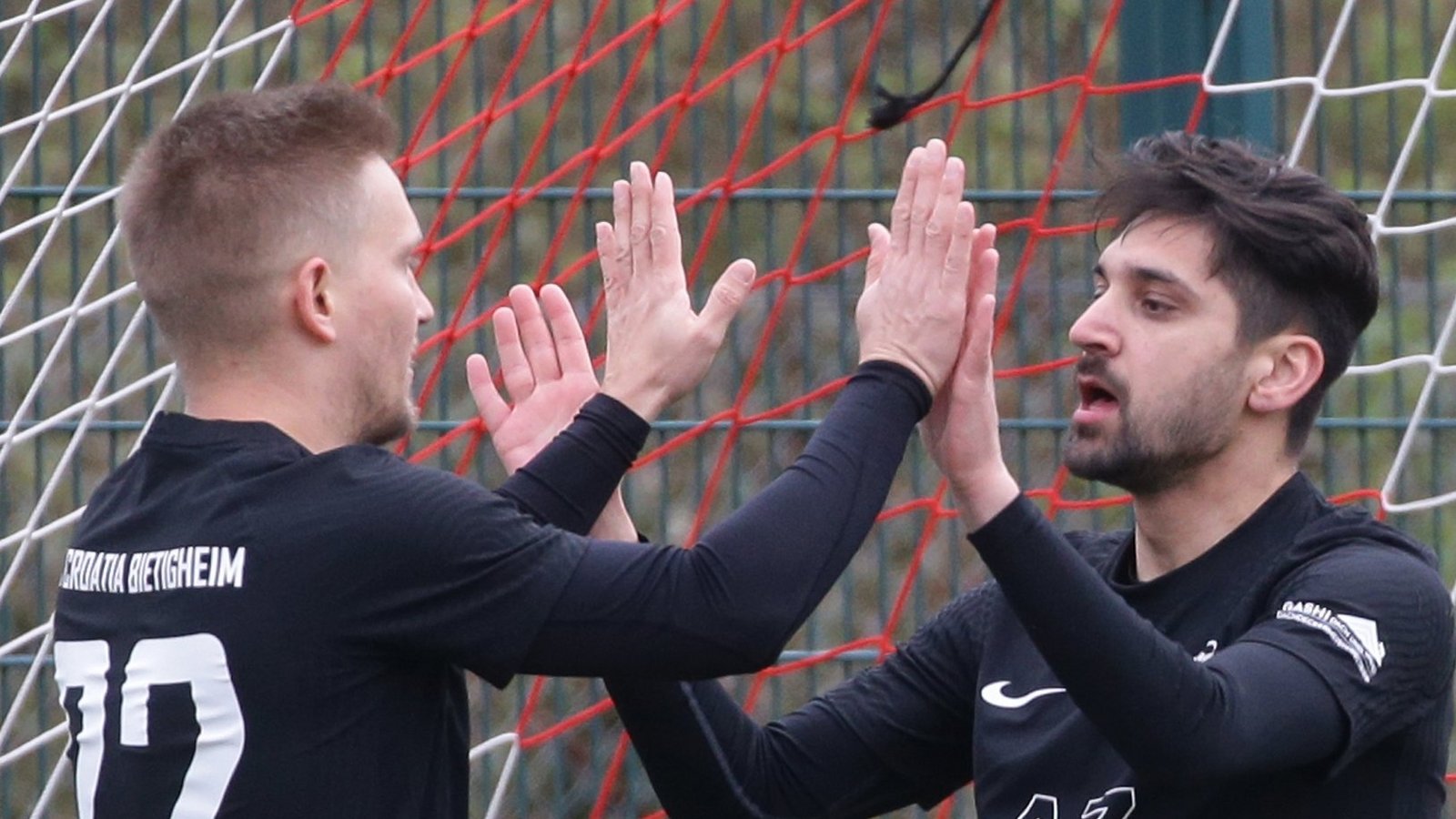 Cihat Aytac (von rechts) bejubelt mit seinem Kumpel und Arbeitskollegen Zvonimir Zivic eins von 14 Toren, das der Enzweihinger für Croatia Bietigheim seit seinem Wechsel erzielte. Foto: Baumann Cihat Aytac (von rechts) bejubelt mit seinem Kumpel und Arbeitskollegen Zvonimir Zivic eins von 14 Toren, das der Enzweihinger für Croatia Bietigheim seit seinem Wechsel erzielte. Foto: Baumann
