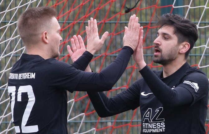 Cihat Aytac (von rechts) bejubelt mit seinem Kumpel und Arbeitskollegen Zvonimir Zivic eins von 14 Toren, das der Enzweihinger für Croatia Bietigheim seit seinem Wechsel erzielte. <span class='image-autor'>Foto: Baumann</span>
