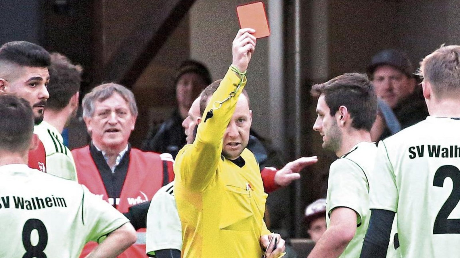Beliebt machen sich die Schiedsrichter mit ihren Entscheidungen oft nicht. Ohne Schiedsrichter läuft aber erst recht nichts. Foto: Küppers Beliebt machen sich die Schiedsrichter mit ihren Entscheidungen oft nicht. Ohne Schiedsrichter läuft aber erst recht nichts. Foto: Küppers