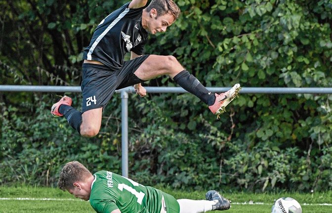 Die Grätsche von Sersheims Eric Schmidtke geht ins Leere, Riets Ramon Moreira (oben) springt einfach drüber.  Foto: Leitner