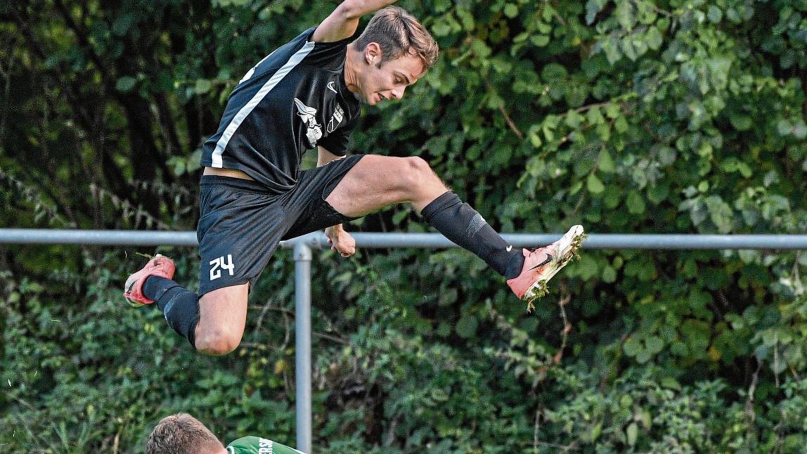 Die Grätsche von Sersheims Eric Schmidtke geht ins Leere, Riets Ramon Moreira (oben) springt einfach drüber. Foto: Leitner Die Grätsche von Sersheims Eric Schmidtke geht ins Leere, Riets Ramon Moreira (oben) springt einfach drüber. Foto: Leitner
