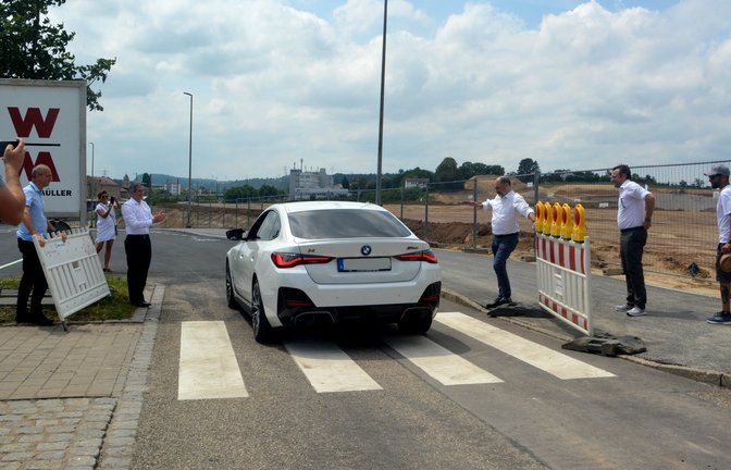 Freie Fahrt: das erste Auto auf der wiedereröffneten Ziegeleistraße.  <span class='image-autor'>Foto: Stahlfeld</span>