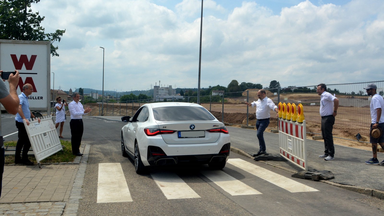 Freie Fahrt: das erste Auto auf der wiedereröffneten Ziegeleistraße.  Foto: Stahlfeld