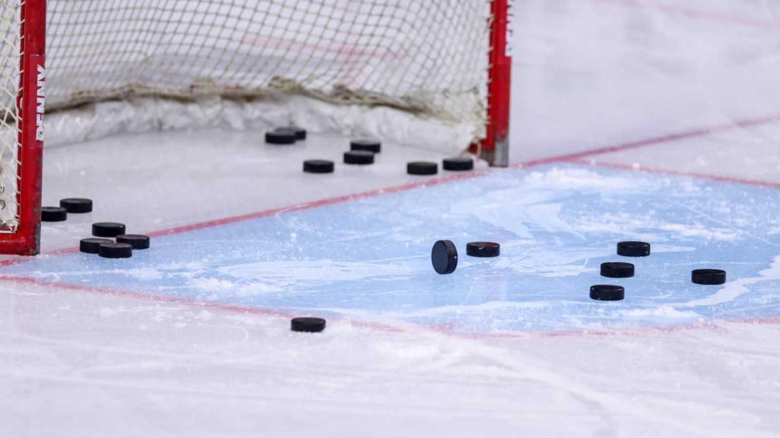 Die Anzahl der Pucks im Tor der Rebels soll sich in der Saison 2026/27 reduzieren. Deshalb hat sich der Eishockey-Oberligist in der Verteidigung verstärkt.IMAGO/Maximilian Koch Die Anzahl der Pucks im Tor der Rebels soll sich in der Saison 2026/27 reduzieren. Deshalb hat sich der Eishockey-Oberligist in der Verteidigung verstärkt.IMAGO/Maximilian Koch