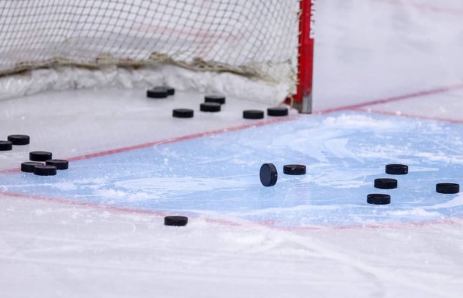Die Anzahl der Pucks im Tor der Rebels soll sich in der Saison 2026/27 reduzieren. Deshalb hat sich der Eishockey-Oberligist in der Verteidigung verstärkt.<span class='image-autor'>IMAGO/Maximilian Koch</span>