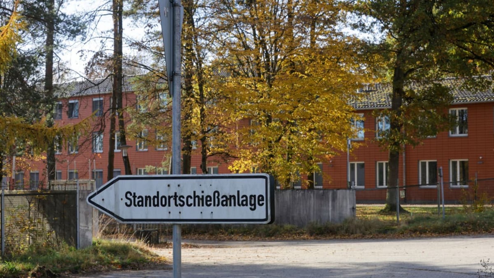 Ein Wegweiser mit dem Schriftzug "Standortschießanlage" steht auf dem Gelände der ehemaligen "Graf–Stauffenberg–Kaserne". Die Schießanlage ist noch in Betrieb.Thomas Warnack/dpa Ein Wegweiser mit dem Schriftzug "Standortschießanlage" steht auf dem Gelände der ehemaligen "Graf–Stauffenberg–Kaserne". Die Schießanlage ist noch in Betrieb.Thomas Warnack/dpa