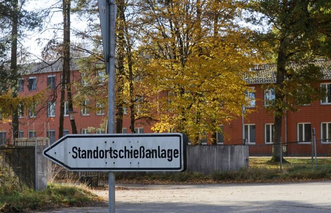 Ein Wegweiser mit dem Schriftzug "Standortschießanlage" steht auf dem Gelände der ehemaligen "Graf–Stauffenberg–Kaserne". Die Schießanlage ist noch in Betrieb.<span class='image-autor'>Thomas Warnack/dpa</span>