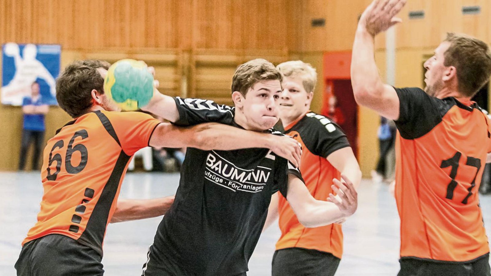 Packender Handball in Enzweihingen: Sascha Rühling (CVJM Enzweihingen) wird beim Wurfversuch von Julian Gauger (SG Mössingen/Belsen) geklammert. Foto: Simecek