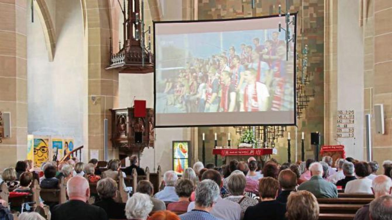 Fernsehen im Gotteshaus: In der Vaihinger Stadtkirche wurde gestern der Abschlussgottesdienst des Deutschen Evangelischen Kirchentags übertragen. Foto: Elsässer Fernsehen im Gotteshaus: In der Vaihinger Stadtkirche wurde gestern der Abschlussgottesdienst des Deutschen Evangelischen Kirchentags übertragen. Foto: Elsässer