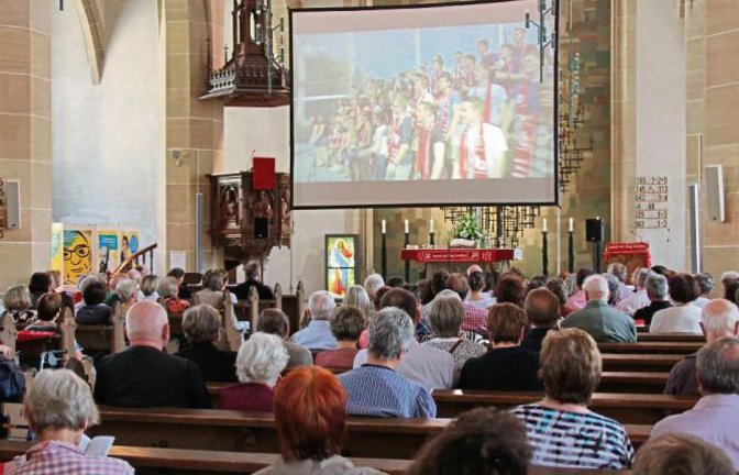 Fernsehen im Gotteshaus: In der Vaihinger Stadtkirche wurde gestern der Abschlussgottesdienst des Deutschen Evangelischen Kirchentags übertragen.  Foto: Elsässer