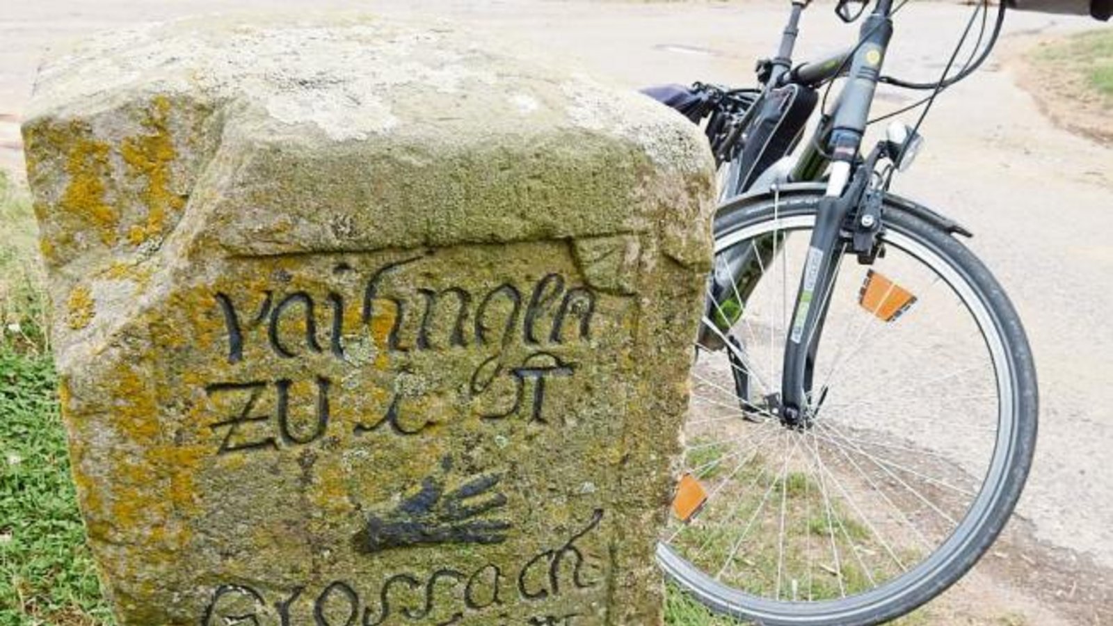 Wegweiser bei Oberriexingen: nach Vaihingen oder Großsachsenheim? Einfach der Hand folgen. Foto: Arning Wegweiser bei Oberriexingen: nach Vaihingen oder Großsachsenheim? Einfach der Hand folgen. Foto: Arning
