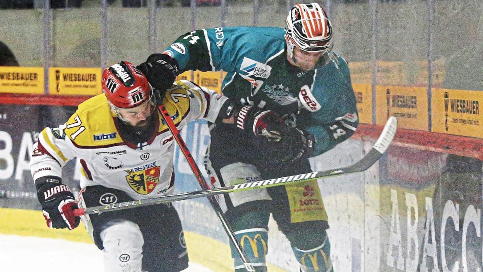 Kaufbeurens Sami Blomqvist (links) – hier gegen Benjamin Zientek – ist nicht nur der Topscorer und der effektivste Spieler des ESV, er ist sich auch nicht zu schade, in der Defensive mitzuarbeiten. Foto: Baumann
