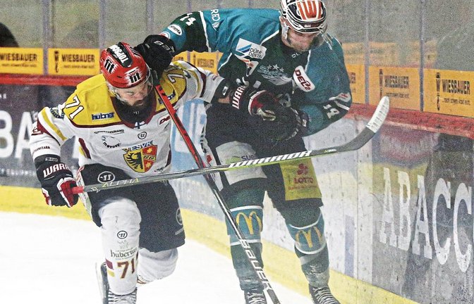 Kaufbeurens Sami Blomqvist (links) – hier gegen Benjamin Zientek – ist nicht nur der Topscorer und der effektivste Spieler des ESV, er ist sich auch nicht zu schade, in der Defensive mitzuarbeiten. Foto: Baumann