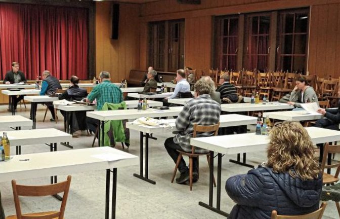 Sitzung mit gebührend Abstand in Wiernsheim. Foto: Küppers